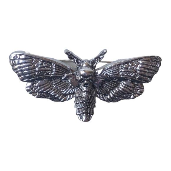 Vintage Inspired Timeless Intricately Designed Silver Plated Butterfly Brooch - Picture 6 of 13